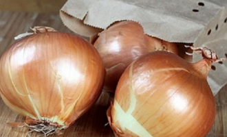 This Old School Kitchen Hack That Has Been Around For Years, Keeps Garlic & Onions Fresh For Several Months!