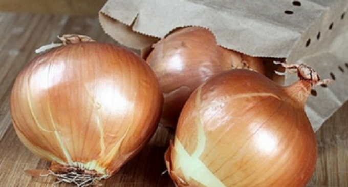 This Old School Kitchen Hack That Has Been Around For Years, Keeps Garlic & Onions Fresh For Several Months!