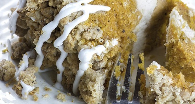 This Pumpkin Cake With Cream Cheese Filling & Crumb Topping Is So Delicious It’s Hard To Put The Fork Down
