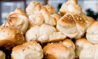 These Garlicky Pizza Knots Make Really Good Appetizers & They’re Hella Easy To Make!