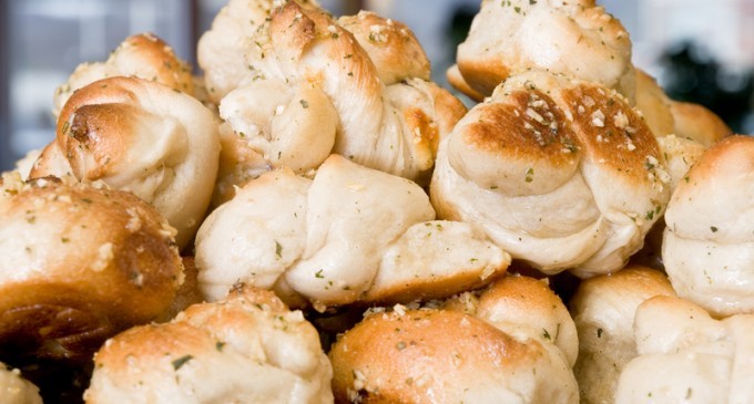 These Garlicky Pizza Knots Make Really Good Appetizers & They’re Hella Easy To Make!