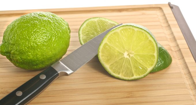This Helpful Kitchen Trick Will Forever Change The Way Limes Are Cut & Juiced – This Is Brilliant!