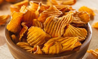 Instead Of Eating This Sinful Snack Out Of A Bag: Cut The Grease & Make Crispy Potato Chips At Home