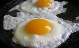 How To Make Crispy Fried Eggs Every Single Time Without Burning Or Making Them Too Tough