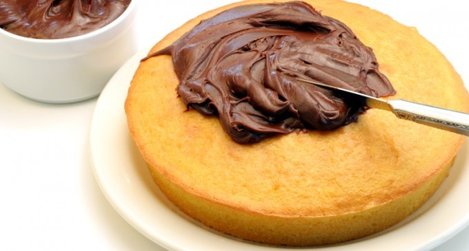 Having A Hard Time Frosting That Perfectly Baked Cake? Instead Of Ruining It Try This Frosting Hack Instead!