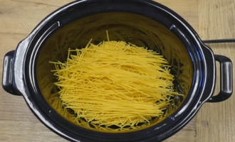They Broke Up Some Noodles In A Slow Cooker & In 6 Easy Steps Had A Meal The Whole Family Devoured