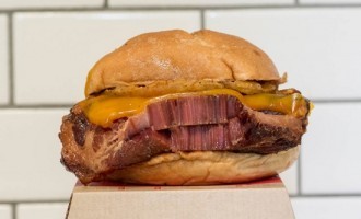 Everyone Is Going Crazy Over Arby’s New Roast Beef Sandwich & We Have The Answer Why!