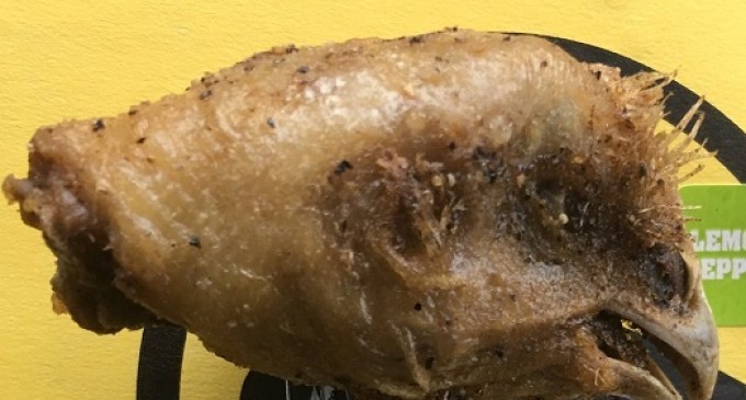 What This Guy Found While Eating Some Chicken Wings Just Made Our Stomach Turn!