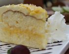 This Lemon Cake Can Feed The Whole Family & Is Ready In Just Minutes!