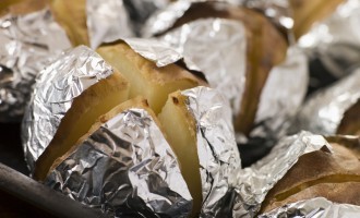 The Reason Why Everyone Should Stop Using Aluminum Foil While Cooking Is Actually A Really Good One