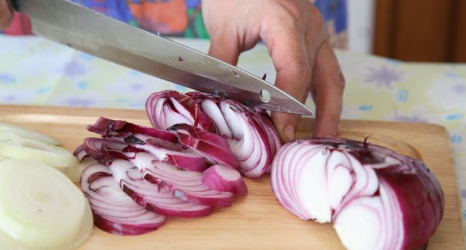 8 Tricks That Everyone Should Know The Next Time They Cut An Onion