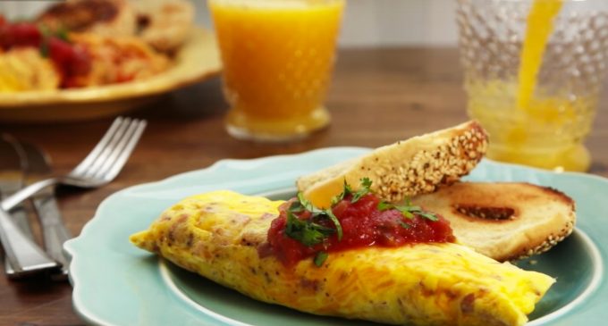 Want to Make an Omelet? Replace That Skillet With a Plastic Bag! Just Watch!