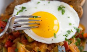 This Amazing Skillet With Eggs, Tomatoes, Bell Peppers And Zucchini Is So Flavorful And Couldn’t Be Easier!