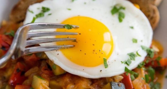 This Amazing Skillet With Eggs, Tomatoes, Bell Peppers And Zucchini Is So Flavorful And Couldn’t Be Easier!