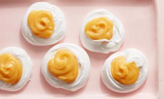 This Dish May Look Like an Egg…But It’s Actually a Meringue Dessert!