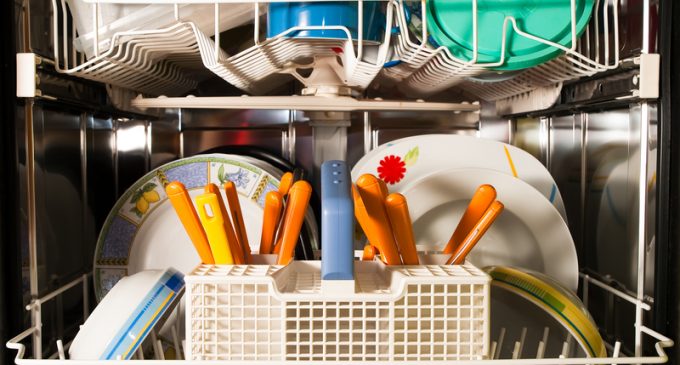 Is It Necessary to Rinse Dishes Before Putting Them in the Dishwasher?