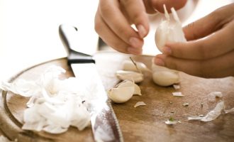 Can Lemons Get Rid of That Garlic Smell? We Tested It and Were Amazed by the Results!