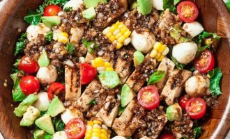 This Grilled Chicken Caprese Salad Is Our Favorite Lunch Recipe