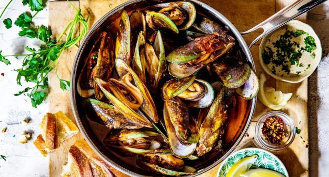 Deliciously Steamed Mussels In a Wine Sauce