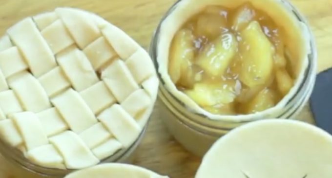 How To Make These Adorable Mini Mason Jar Pie