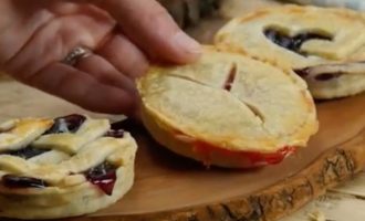 Use a Mason Jar Lid to Make These Adorable Bite-Sized Pies