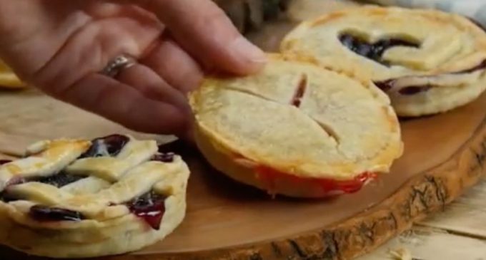 Use a Mason Jar Lid to Make These Adorable Bite-Sized Pies
