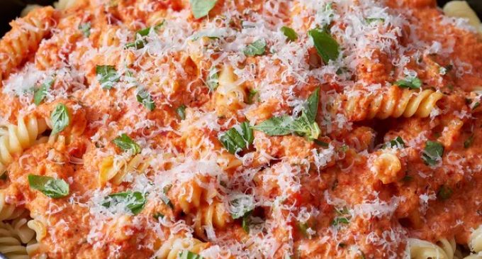 Add Roasted Red Pepper to Alfredo Pasta For a Touch of Sweetness