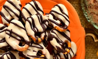 Welcome Fall With These Pumpkin Spice Chocolate Covered Pretzels