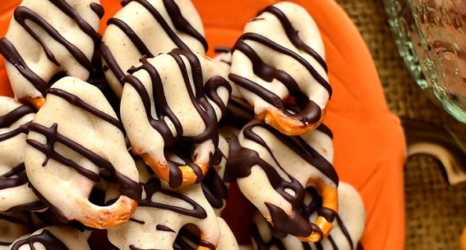 Welcome Fall With These Pumpkin Spice Chocolate Covered Pretzels