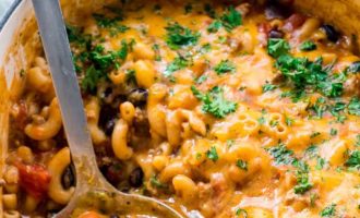 30 Minute One Pot Chili Mac and Cheese