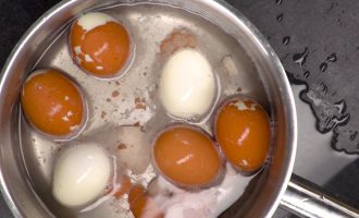 The Simplest Way To Peel Eggs