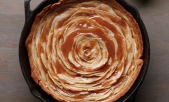 A Caramel Apple Rose Pie That Will Impress Everyone