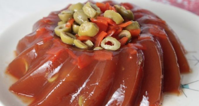 This Vintage Tomato & Olive Jello Mold Will Make Everyone Think Twice About Vintage Recipes