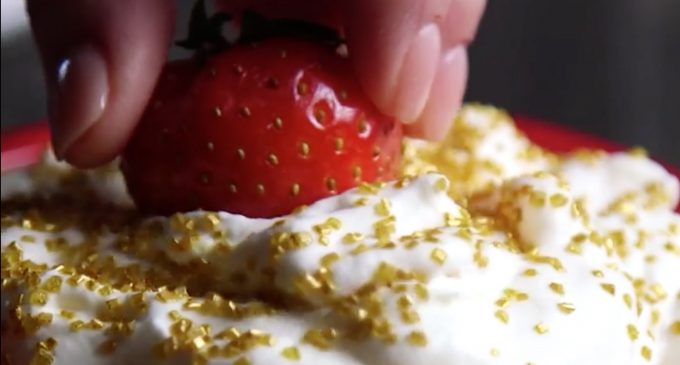 Champagne Cheesecake Dip Is A Surprisingly Delicious Treat For New Years