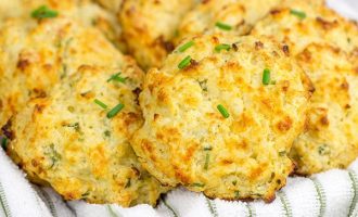 These Cheddar Biscuits Give Red Lobster A Run For Their Money