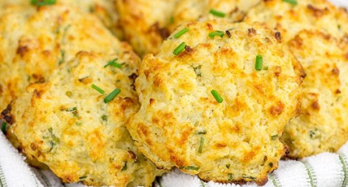 These Cheddar Biscuits Give Red Lobster A Run For Their Money