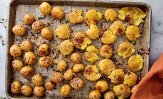 These Simple To Make Garlic Smashed Potatoes Are A Pinterest Favorite