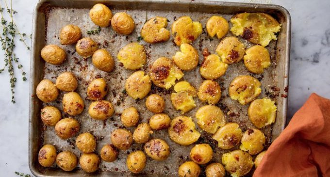 These Simple To Make Garlic Smashed Potatoes Are A Pinterest Favorite