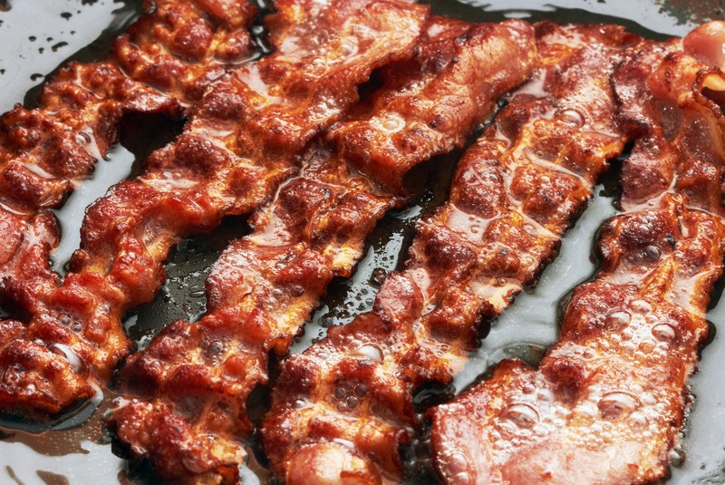 does crispy bacon have less calories