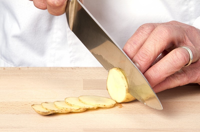 Find Out How To Use A Cutting Knife Just Like A World Class Chef