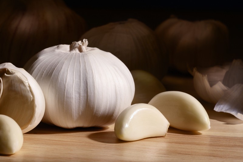 Sick Of Peeling Garlic & Smelling Like It? This Easy Hack Only Takes 20
