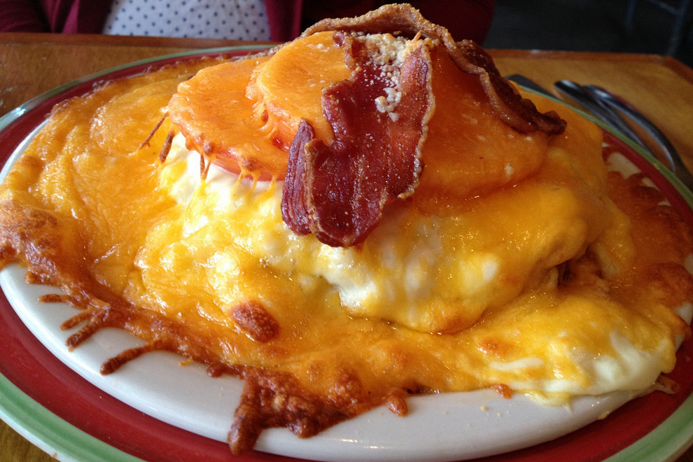 This Kentucky Hot Brown Sandwich is an Irrestiable Classic - Recipe Station...